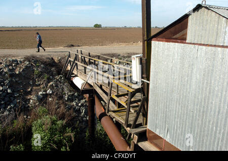 South Delta Bauer Joe Ratto Spaziergänge neben seiner Felder und vorbei an seine Wasserpumpe am Dienstag, 3. April 2007 in der Nähe von Holt, Calif. Die Wasserpumpe nimmt Wasser aus dem nahen Fluss und verteilt es auf seinen Feldern aber wenn Flusses niedrig ist, seine Pumpe beginnt spuckt Sand. (Eddie Ledesma/Contra Costa Times) Stockfoto