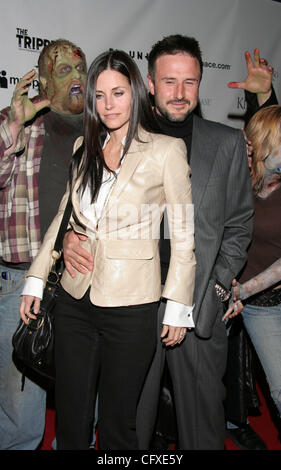 11. April 2007 statt - Hollywood, CA, USA - COURTENEY COX-ARQUETTE und DAVID ARQUETTE Ankunft bei der Filmpremiere für "The Tripper" auf dem Hollywood Forever Cemetery in Los Angeles. (Kredit-Bild: © Camilla Zenz/ZUMA Press) Stockfoto