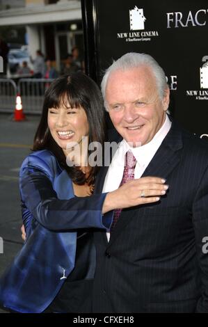 11. April 2007 - Hollywood, Kalifornien, USA - LOS ANGELES, CA 11. April 2007 (SSI) --. Stella Arroyave und ihr Ehemann, Schauspieler Sir Anthony Hopkins während der Premiere des neuen Films von New Line Cinema, FRAKTUR, im Mann Village Theater, 11.04.2007 in Los Angeles statt.   -2007.K52526MGE (Cre Stockfoto