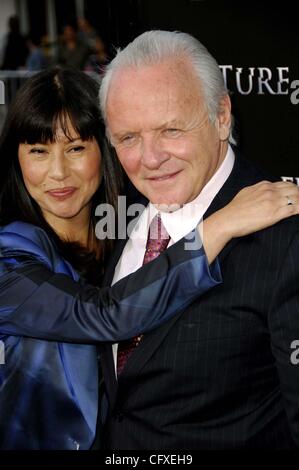11. April 2007 - Hollywood, Kalifornien, USA - LOS ANGELES, CA 11. April 2007 (SSI) --. Stella Arroyave und ihr Ehemann, Schauspieler Sir Anthony Hopkins während der Premiere des neuen Films von New Line Cinema, FRAKTUR, im Mann Village Theater, 11.04.2007 in Los Angeles statt.   -2007.K52526MGE (Cre Stockfoto
