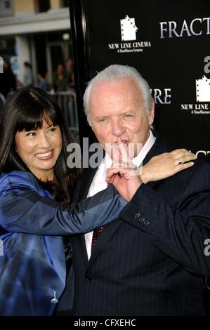 11. April 2007 - Hollywood, Kalifornien, USA - LOS ANGELES, CA 11. April 2007 (SSI) --. Stella Arroyave und ihr Ehemann, Schauspieler Sir Anthony Hopkins während der Premiere des neuen Films von New Line Cinema, FRAKTUR, im Mann Village Theater, 11.04.2007 in Los Angeles statt.   -2007.K52526MGE (Cre Stockfoto