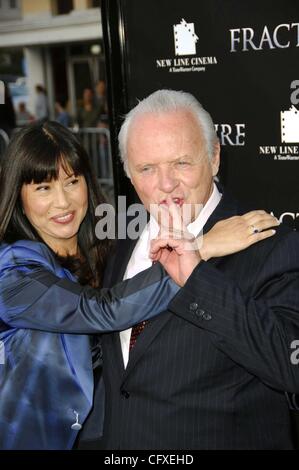 11. April 2007 - Hollywood, Kalifornien, USA - LOS ANGELES, CA 11. April 2007 (SSI) --. Stella Arroyave und ihr Ehemann, Schauspieler Sir Anthony Hopkins während der Premiere des neuen Films von New Line Cinema, FRAKTUR, im Mann Village Theater, 11.04.2007 in Los Angeles statt.   -2007.K52526MGE (Cre Stockfoto