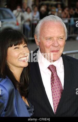 11. April 2007 - Hollywood, Kalifornien, USA - LOS ANGELES, CA 11. April 2007 (SSI) --. Stella Arroyave und ihr Ehemann, Schauspieler Sir Anthony Hopkins während der Premiere des neuen Films von New Line Cinema, FRAKTUR, im Mann Village Theater, 11.04.2007 in Los Angeles statt.   -2007.K52526MGE (Cre Stockfoto