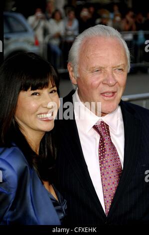 11. April 2007 - Hollywood, Kalifornien, USA - LOS ANGELES, CA 11. April 2007 (SSI) --. Stella Arroyave und ihr Ehemann, Schauspieler Sir Anthony Hopkins während der Premiere des neuen Films von New Line Cinema, FRAKTUR, im Mann Village Theater, 11.04.2007 in Los Angeles statt.   -2007.K52526MGE (Cre Stockfoto