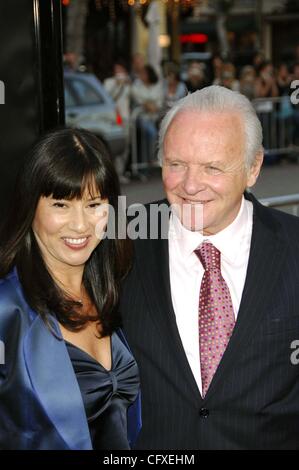 11. April 2007 - Hollywood, Kalifornien, USA - LOS ANGELES, CA 11. April 2007 (SSI) --. Stella Arroyave und ihr Ehemann, Schauspieler Sir Anthony Hopkins während der Premiere des neuen Films von New Line Cinema, FRAKTUR, im Mann Village Theater, 11.04.2007 in Los Angeles statt.   -2007.K52526MGE (Cre Stockfoto