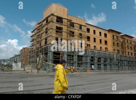 Das Baugewerbe Ironhorse Parkway und Dublin Boulevard, wo Gustavo Aranda von San Jose für eine Mittagspause in der Nähe von Dublin/Pleasanton BART-Station am Mittwoch, 11. April 2007, in Dublin, Kalifornien verlässt.  (Susan Tripp Pollard/Contra Costa Times) Stockfoto