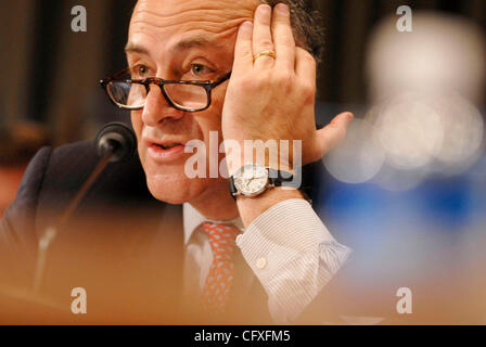 12. April 2007 spricht - Washington, DC, USA - Senator CHARLES SCHUMER (D -NY) in einer Senat Justiz Aufschlag Verhandlung. In der mündlichen Verhandlung stimmte der Ausschuss zur Ausgabe Subpeonas von Alberto Gonzales in Bezug auf die Entlassung von acht uns Anwälte, die im Dezember 2006 und Januar 2007 abgefeuert wurden. (Credit Stockfoto