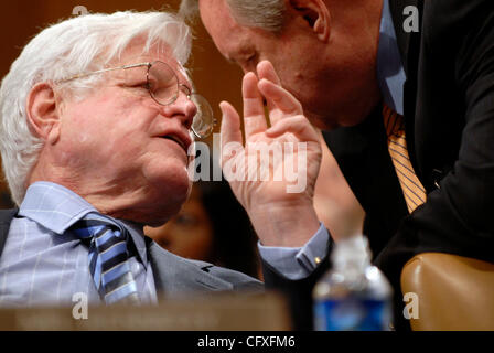 12. April 2007 verleiht - Washington, DC, USA - Senator TED KENNEDY (D -MA) mit einem Adjutanten im Rahmen einer Anhörung Senat Justiz Aufschlag. Während der Anhörung der Ausschuss stimmte erteilen Subpeonas von Alberto Gonzales in Bezug auf die Entlassung von acht uns Anwälte, die abgefeuert wurden im Dezember 2006 und Januar Stockfoto
