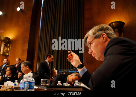 12. April 2007 spricht in einer Senat Justiz Aufschlag Verhandlung - Washington, DC, USA - Senator SHELDON WHITEHOUSE (D -RI). In der mündlichen Verhandlung stimmte der Ausschuss zur Ausgabe Subpeonas von Alberto Gonzales in Bezug auf die Entlassung von acht uns Anwälte, die im Dezember 2006 und Januar 2007 abgefeuert wurden. (Cre Stockfoto