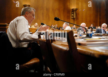 12. April 2007 spricht in einer Senat Justiz Aufschlag Verhandlung - Washington, DC, USA - Senator JOHN KYL (R -AZ). In der mündlichen Verhandlung stimmte der Ausschuss zur Ausgabe Subpeonas von Alberto Gonzales in Bezug auf die Entlassung von acht uns Anwälte, die im Dezember 2006 und Januar 2007 abgefeuert wurden. (Bild Kredit: Stockfoto