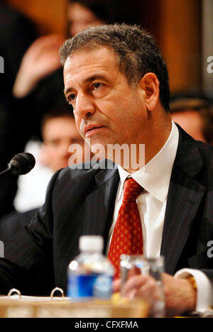 12. April 2007 spricht - Washington, DC, USA - Senator RUSSELL FEINGOLD (D -WI) in einer Senat Justiz Aufschlag Verhandlung. In der mündlichen Verhandlung stimmte der Ausschuss zur Ausgabe Subpeonas von Alberto Gonzales in Bezug auf die Entlassung von acht uns Anwälte, die im Dezember 2006 und Januar 2007 abgefeuert wurden. (Credi Stockfoto