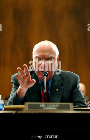12. April 2007 spricht - Washington, DC, USA - Vorsitzender PATRICK LEAHY (D -VT) in einer Senat Justiz Aufschlag Verhandlung. In der mündlichen Verhandlung stimmte der Ausschuss zur Ausgabe Subpeonas von Alberto Gonzales in Bezug auf die Entlassung von acht uns Anwälte, die im Dezember 2006 und Januar 2007 abgefeuert wurden. (Credit Stockfoto