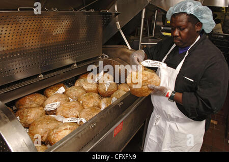 Erfahrene, gekochtes Puten im Cook-Chill Containerat Emory University Hospital Atlanta. © 2006 Robin Nelson Stockfoto