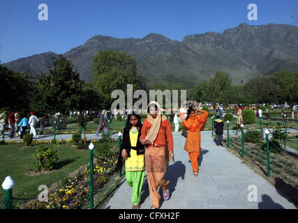 14. April 2007 - Srinagar, Kaschmir, Indien - indische Kasmiri Menschen genießen den Nishat Mughal Garten mit Blick auf den berühmten Dal-See während eines Urlaubs markiert das Fest der Baisakhi. Baisakhi, welcher am 14. April gefeiert wird, markiert den Beginn der Erntezeit in Nordindien. (Kredit-Bild: © A Stockfoto