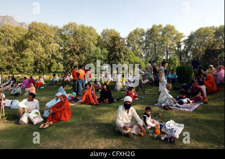 Menschen in indischen Kaschmir und inländischen Touristen genießen die Gischt der Brunnen im Nishat Mughal Garten mit Blick auf den berühmten Dal-See in Srinagar, 14. April 2007, während eines Urlaubs markiert das Fest der Baisakhi. Baisakhi, welcher am 14. April gefeiert wird, markiert den Beginn der Erntezeit ich Stockfoto