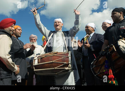 British Columbia, versucht Premier Gordon Campbell eine Trommel-Instrument zu spielen, während der Wartezeit für den Beginn der Vaisakhi Parade von Vancouvers Ross Street Temple, 14. April 2007. Einige fünfzig tausend Leute werden erwartet dieses Erntedankfest fest, eines der größten in Nordamerika, Stockfoto