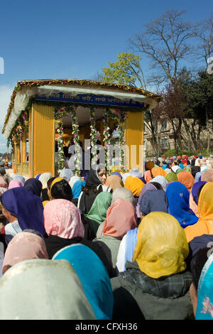 Einer der vielen Schwimmern bewegen sich unter Menschenmassen auf die Vaisakhi Parade ab Vancouver, British Columbia-Ross-Straße-Tempel, 14. April 2007. Einige fünfzig tausend Leute werden erwartet dieses Erntedankfest fest, eines der größten in Nordamerika, markieren den Beginn der Stockfoto