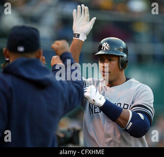 New York Yankees Alex Rodriguez bekommt beide Daumen hoch von Temmates nach seinem Solo Homerun aus Oakland A Krug Joe Blanton während der fünften Inning McAfee Coliseum in Oakland, Kalifornien, auf Samstag, 14. April 2007. (Ray Chavez/der Oakland Tribune) Stockfoto