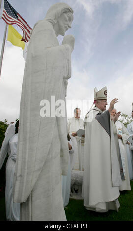 15. April, 2007 Vista, Ca. Bishop ROBERT BLOOM, (rechts), katholischer Bischof der Diözese von San Diego, gesegnet und wieder die Statuen vor guter Hirte-Pfarrei in Mira Mesa Sonntag geweiht. Die Statuen waren restauriert, nachdem sie geschändet und im Dezember letzten Jahres verwüstet.  Obligatorische Credit: Foto Stockfoto