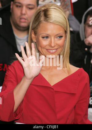 16. April 2007 kommt - New York, NY, USA - Talk Show Host/Schauspielerin KELLY RIPA für bei ihrem Auftritt im "The Late Show With David Letterman" in der Ed Sullivan Theater statt. (Kredit-Bild: © Nancy Kaszerman/ZUMA Press) Stockfoto