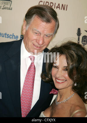 17. April 2007 - New York, NY, USA-Schauspielerin SUSAN LUCCI und ihr Ehemann HELMUT HUBER auf die Ankünfte der Pussycat Dolls 2007 Cipriani WallStreet Konzertreihe profitieren US-Fonds für UNICEF bei 55 Wall Street statt. (Kredit-Bild: © Nancy Kaszerman/ZUMA Press) Stockfoto