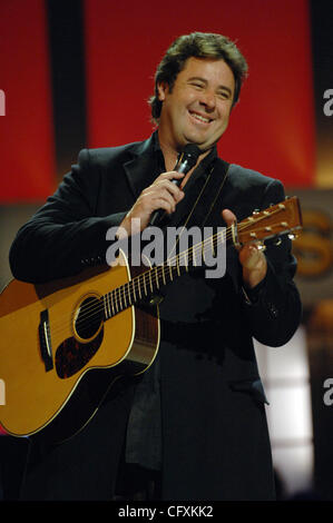 Apr. 14; 2007 führt Nashville, TN USA, Grammy Award Winning Musiker VINCE GILL live in der Grand Ole Opry in Nashville gelegen. Obligatorische Credit: Jason Moore. Copyright 2007 Jason Moore. Stockfoto