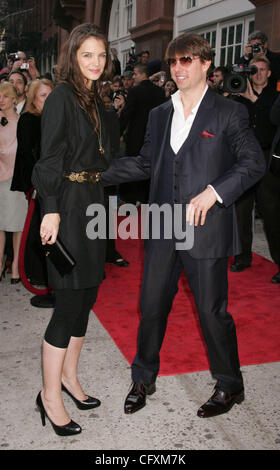 19. April 2007 - New York, NY, USA - Schauspielerin KATIE HOLMES und Schauspieler TOM CRUISE für die Spendenaktion für das New York Rettung Arbeiter Entgiftung Projekt am Altman Building kommen. (Kredit-Bild: © Nancy Kaszerman/ZUMA Press) Stockfoto