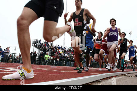 Eine Packung Läufer ihren Weg rund um die Strecke zu machen, während die Männer 1600M Finale an der Bay Area Top 8-Strecke und Invitational statt an James Logan High School in Union City, Kalifornien auf Samstag, 21. April 2007 eingereicht. (Anda Chu/Fremont Argus) Stockfoto