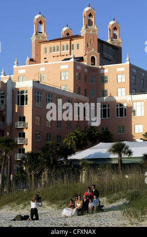 042207 Tc Trv St Pete (11of21) Personal Foto von Paul J. Milette/The Palm Beach Post - ST. PETE BEACH - Don Cesar Beach Resort in Saint Pete Beach beherbergt über 400 Hochzeiten pro Jahr. Sie haben eine Zeremonie am Strand bei Sonnenuntergang und verschieben Sie dann in einem der viele Ballsäle für den Empfang. Eine Hochzeit Fotograf Stockfoto