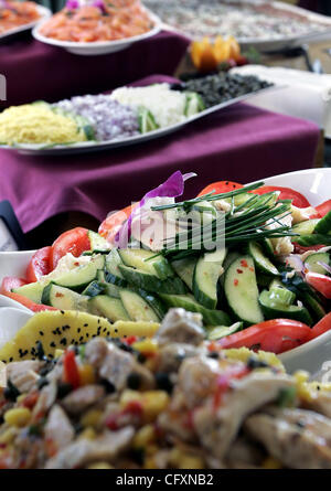 042207 Tc Trv St Pete (19of21) Personal Foto von Paul J. Milette/The Palm Beach Post - ST. PETE BEACH - Salate sind ein Highlight auf der King Charles Brunch am Sonntag im Don Cesar Beach Resort. Der Brunch bietet mehr als 200 Auswahlen mit Hochrippe, Lamm- und Schweinefleisch, schnitzen, Stationen, Omelette, Pasta und cre Stockfoto