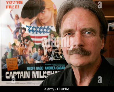 April 23, 2007 Encinitas Ca. RICHARD CRAWFORD sieht in seiner Höhle mit dem Plakat eines Films über Vietnam er 1970 machte "Captain Milkshake" genannt. Der Film, der in San Diego wurde zuerst durch das Militär verboten und dann eine Verteilung Rechte Disbute seit 20 Jahren beteiligt. Der Film wird bei C Bildschirm Stockfoto