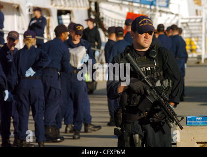 Sicherheit ist eng, wie Vereinigte Staaten Küstenwache Personal 20 Tonnen Kokain, ein Paket zu einem Zeitpunkt von der Coast Guard Cutter Sherman auf Coast Guard Island Montag, 23. April 2007 entlasten. Die Medikamente wurden während drei separate Büsten, geborgen, von denen die größte maritime Geschichte war.  (C Stockfoto