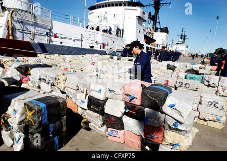 23. April 2007 - Coast Guard Island, Kalifornien, USA - Petty Officer 3.Klasse, DANIELLE DESVERGERS, zählt die Kautionen von Kokain wird außerhalb der CG Cutter Sherman auf Coast Guard Island in Alameda gestapelt.  Dies ist der größte Kokain-Büste in der Geschichte der Küstenwache, Beschlagnahme geschätzt 500 Millionen Puppe Stockfoto