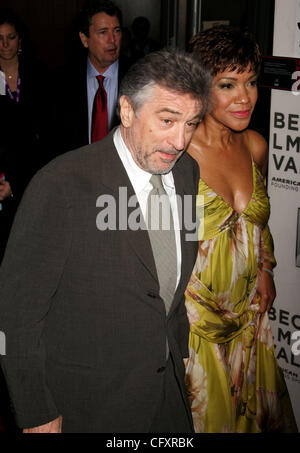 25. April 2007 - New York, NY, USA - Schauspieler ROBERT DENIRO und GRACE HIGHTOWER im Ankunftsbereich von der Eröffnungsabend des Tribeca Filmfestivals "SOS: Kurzfilmprogramm" an BMCC TribecaPAC statt. (Kredit-Bild: © Nancy Kaszerman/ZUMA Press) Stockfoto