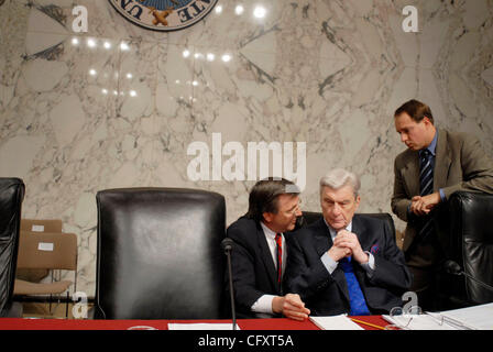 26. April 2007 - Washington, DC, USA - Ranking Mitglied auf die Senate Armed Services Committee, spricht JOHN WARNER (R -VA) mit Helfer vor einer Anhörung der US-Häftling Politik in Frage zu stellen. Die mündlichen Verhandlung revisited Aspekte der Military Commissions Act 2006, einschließlich ob Sie Habeas-Corpus-Rig wiederherstellen Stockfoto