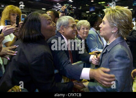 New York Senator Hillary Rodham Clinton grüßt Fans auf einer Party nach der ersten demokratischen Präsidentschafts-Debatte an der South Carolina State University in Orangeburg, South Carolina am 26. April 2007. Stockfoto