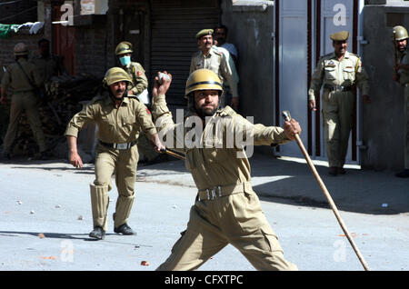 27. April 2007 - Srinagar, Kaschmir, Indien - Polizisten Ente für Cover als Kashmiri Demonstranten mit Steinen werfen während einer Demonstration. Hunderte von Demonstranten, die pro-Freiheit und pro-pakistanische Parolen schreien stießen mit der Polizei während einer Protestaktion gegen die angebliche Zerstörung einer Moschee in eine Festung, die war Stockfoto