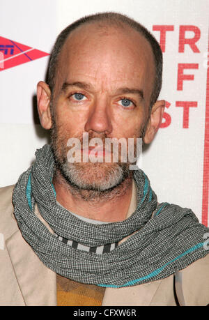 27. April 2007 - New York, NY, USA - Sänger MICHAEL STIPE auf die Ankunft der New York premiere "The Grand" während des Tribeca Film Festivals im Tribeca Performing Arts Center. (Kredit-Bild: © Nancy Kaszerman/ZUMA Press) Stockfoto