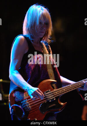 27. April 2007 Indio, CA; USA, Musiker KIM GORDON von der Band SONIC YOUTH tritt im Rahmen des 2007 mit Sitz in Indio Coachella Music and Arts Festival, die The Empire Polofeld stattfand.  Das dreitägige Festival zieht mehr als 60.000 Fans pro Tag, die von allen über dem Land t Reisen Stockfoto