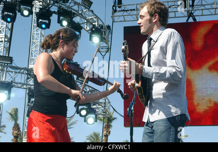 27. April 2007 Indio, CA; USA, führt Musiker SARAH WATKINS und CHRIS THILE NICKEL CREEK-Band live im Rahmen des 2007 mit Sitz in Indio Coachella Music and Arts Festival, die The Empire Polofeld stattfand.  Das dreitägige Festival zieht mehr als 60.000 Fans pro Tag, die von allen Reisen Stockfoto