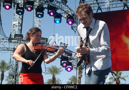 27. April 2007 Indio, CA; USA, führt Musiker SARAH WATKINS und CHRIS THILE NICKEL CREEK-Band live im Rahmen des 2007 mit Sitz in Indio Coachella Music and Arts Festival, die The Empire Polofeld stattfand.  Das dreitägige Festival zieht mehr als 60.000 Fans pro Tag, die von allen Reisen Stockfoto