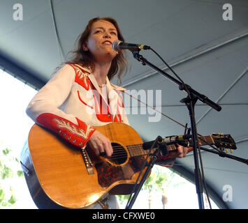 27. April 2007 Indio, CA; USA, Musiker GILLIAN WELCH tritt im Rahmen des 2007 mit Sitz in Indio Coachella Music and Arts Festival, die The Empire Polofeld stattfand.  Das dreitägige Festival zieht mehr als 60.000 Fans täglich Reisende aus der ganzen des Landes zu sehen, eine Vielzahl von ar Stockfoto