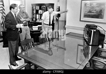 25. April 2007 - Alameda, CA, USA - 10. Jahrestag des Abschlusses der Übergabe des Grundstücks Naval Air Station, der Stadt der Alameda. Foto: 4. Februar 1993. Alameda Bürgermeister Bill Withrow, Mitglied des Vorstands, Bill Garvine und Assist. City-Manager, Rob Wonder Watch CSPAN im Büro des Bürgermeisters ein Stockfoto