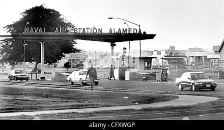 25. April 2007 - Alameda, CA, USA - 10. Jahrestag des Abschlusses der Übergabe des Grundstücks Naval Air Station, der Stadt der Alameda. Foto: Naval Air Station Alameda Eingang von Atlantic Ave., im Dezember 1991. (Kredit-Bild: © Patricia Yablonski/Oakland Tribune/ZUMA Press) EINSCHRÄNKUNG Stockfoto