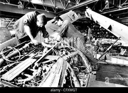 25. April 2007 - Alameda, CA, USA - 10. Jahrestag des Abschlusses der Übergabe des Grundstücks Naval Air Station, der Stadt der Alameda. Foto: Zivilarbeiter im Naval Aviation Depot reparieren Eindringling a-6 7. April 1991.  (Kredit-Bild: © Matthew J. Lee/Oakland Tribune/ZUMA Press) RES Stockfoto