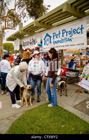28. April 2007 - Dana Point, Kalifornien, USA - Hundebesitzer sammeln für ein Wochenende "Wag-A-Thon" in Dana Point, Schildern CA. Hinweis für Haustier-orientierte Organisationen. (Kredit-Bild: © Spencer Grant/ZUMA Press) Stockfoto