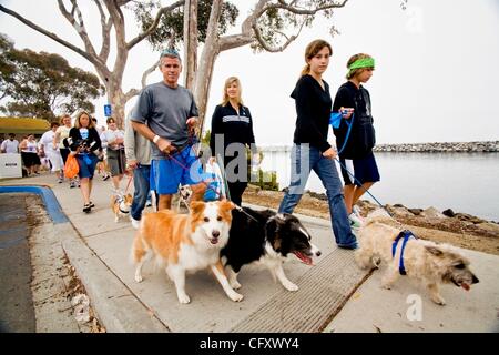 28. April 2007 - Dana Point, Kalifornien, USA - Hundebesitzer sammeln für ein Wochenende "Wag-A-Thon" in Dana Point, Kalifornien. (Kredit-Bild: © Spencer Grant/ZUMA Press) Stockfoto