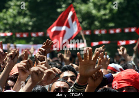 Anhänger der nationalen Konferenz (NC), Kaschmir Oppositionspartei, besuchen eine öffentliche Kundgebung in Srinagar, der Sommerhauptstadt des indischen Teil Kaschmirs, 28. April 2007. Tausende von Anhängern der NC besuchen die Rallye durch seinen Chef Patron Farooq Abdullah und sein Sohn Omar Abdullah Foto/ALTA angesprochen Stockfoto