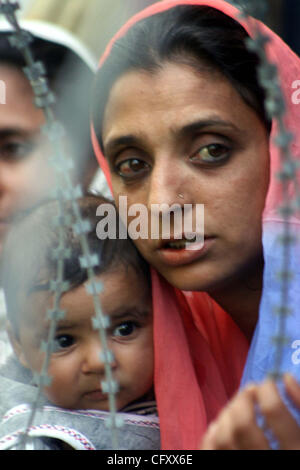 28. April 2007 - Srinagar, Kaschmir, Indien - Anhänger der Nationalkonferenz, Kaschmir die größte Oppositionspartei, Teilnahme an einer öffentlichen Kundgebung in Srinagar, der Sommerhauptstadt des indischen Teil Kaschmirs. Tausende von Anhängern der NC besuchen die Rallye durch seinen Chef Patron Farooq Abdullah und seinem Sohn Om angesprochen Stockfoto