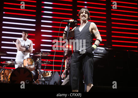 Die Red Hot Chili Peppers auf dem Coachella Valley Music and Arts Festival auf dem Empire Polo Felder 2007 in Indio, Kalifornien am 28. April 2007 durchführen.  Anthony Kiedis (Lead-Gesang - Weste in schwarz abgeschnitten) Chad Smith (Schlagzeug) Stockfoto